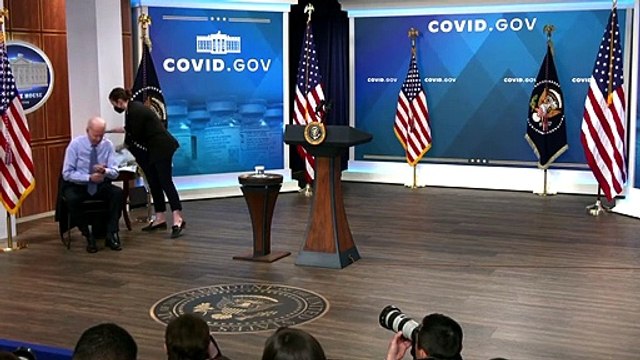 Biden se pone su cuarta dosis en un escenario de la Casa Blanca y deambula despistado: No estoy seguro de por qué lo estoy haciendo en el escenario