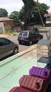 Ce motard fait le beau et perd sa moto