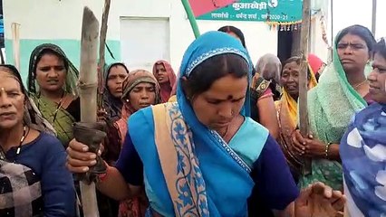 शराब दुकान का विरोध करतीं महिलाएं