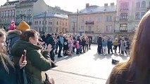 Sevgileri sokağa taştı! Ukraynalılar hep bir ağızdan “Bayraktar” şarkısını söyledi