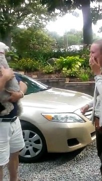 Cão sente-se mal de tanta emoção quando revê a sua dona 2 anos depois