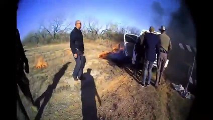 Auto incendiándose con migrante en la cajuela