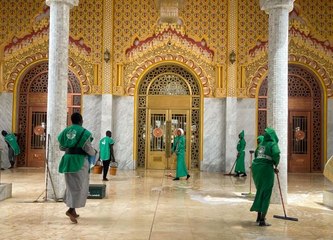 Batı Afrika'nın en büyük camisi Massalikoul Jinaan'da ramazan temizliği
