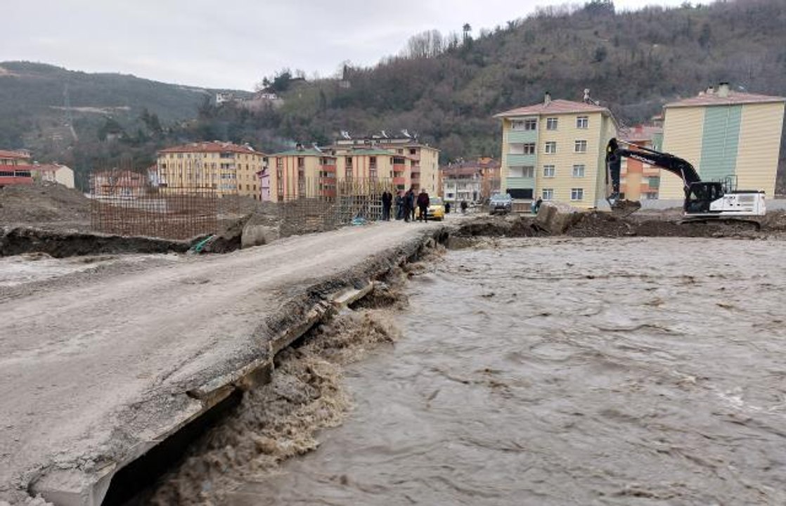 Son dakika haberleri: KASTAMONU - Bozkurt'ta Ezine Çayı eriyen kar suları ile yükseldi