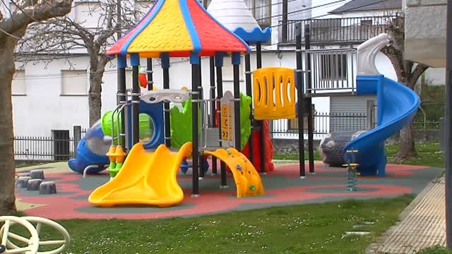 La llegada de 19 ucranianos vuelven a llenar de niños las calles de San Xoán de Río (Ourense)