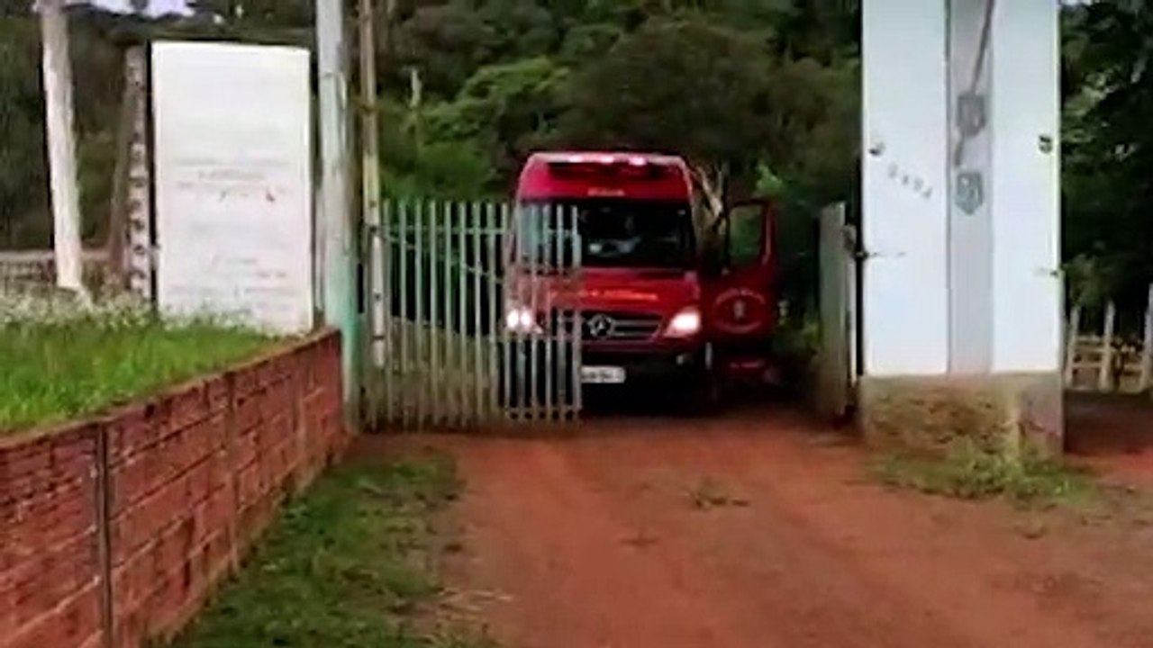 Homem fratura punho após se desequilibrar e cair cortando grama