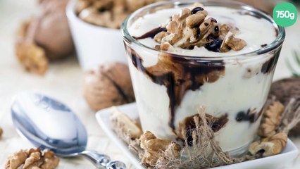 Verrine yaourt mascarpone aux noix et sauce chocolat