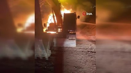 Sarıyer'de iş makinesi alev alev yandı