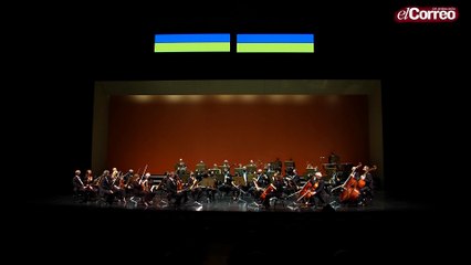 La ROSS interpreta el himno nacional de Ucrania y dedica el concierto a las víctimas