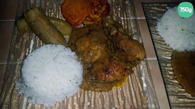 Poulet sauté aux légumes, bananes plantains et galettes de manioc