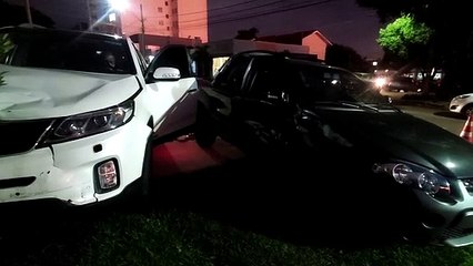 Após impacto de colisão, carro atinge portão de residência no Bairro Tropical