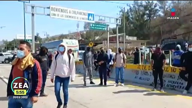 Normalistas de Ayotzinapa bloquean la Autopista del Sol