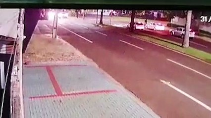 Imagens flagram batida que resultou em rapaz ferido na Av. Brasil