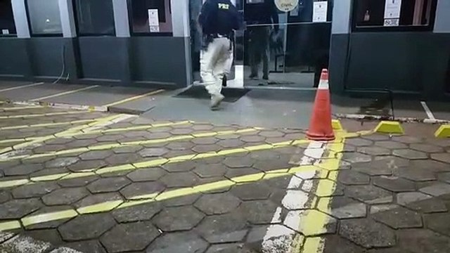 Carro com placa clonada e registro de furto é apreendido pela PRF; homem é detido