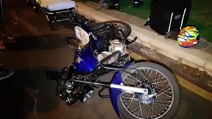 Caminhão colide com motocicleta e piloto fica ferido