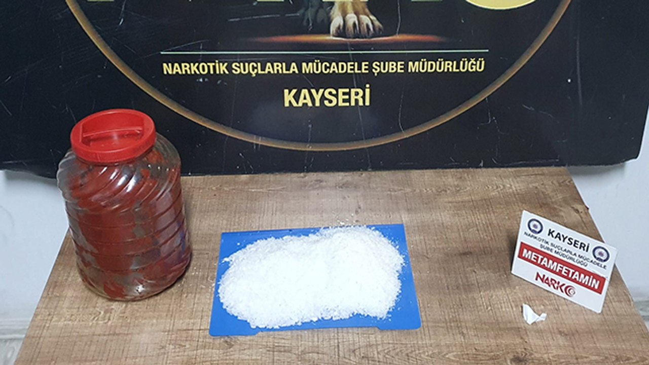 "Salça Bidonu" içinde uyuşturucu ticaretini polis engelledi