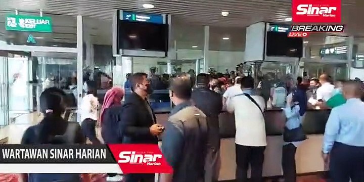 Buka sempadan: KLIA terima penerbangan antarabangsa pertama