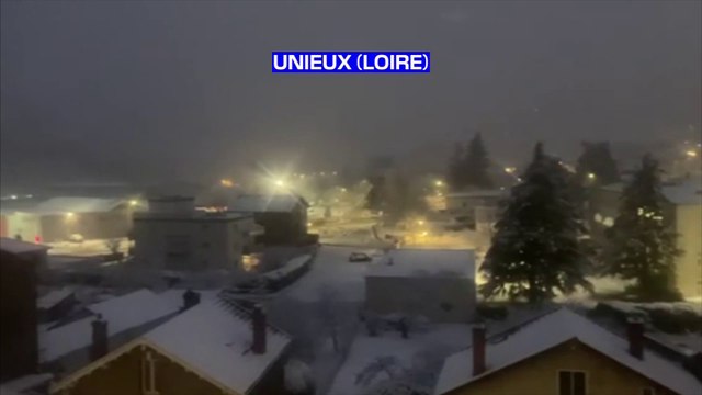 Près de Saint-Etienne, les toits des maisons recouverts d'un fin manteau blanc