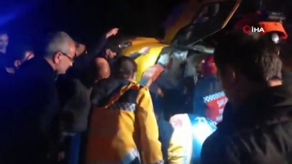 TEM’de feci kaza: Otomobille çarpışan minibüs metrelerce sürüklendi