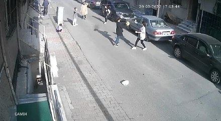 SULTANGAZİ'DE MERDİVENDE UNUTULAN TELEFONU BÖYLE ÇALDI