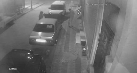 SULTANGAZİ'DE AKÜ HIRSIZLARI OTOMOBİLİ YAKACAKTI