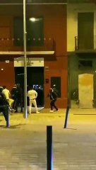 Un portero de pub se defiende a machetazos en una pelea