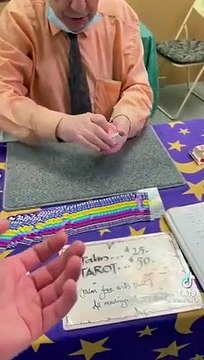 Un tour de magie avec des cartes par ce vieil homme