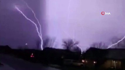 Çok nadir görülen ''ters yıldırım'' kameraya yansıdı