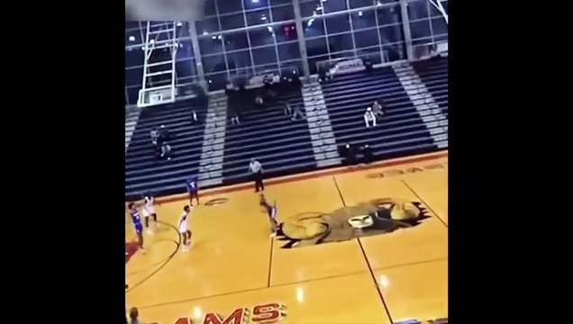 Un panier de basket tombe sur le parquet après un alley-oop