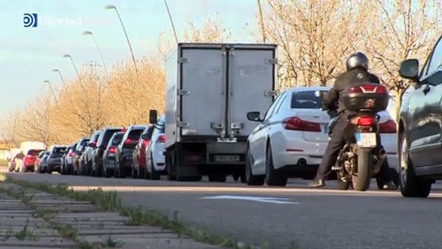 Largas colas en Madrid para echar gasolina con el descuento de 20 céntimos