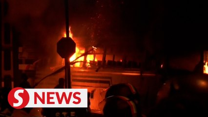 Tải video: Sri Lanka lifts curfew after violent protests over economic crisis