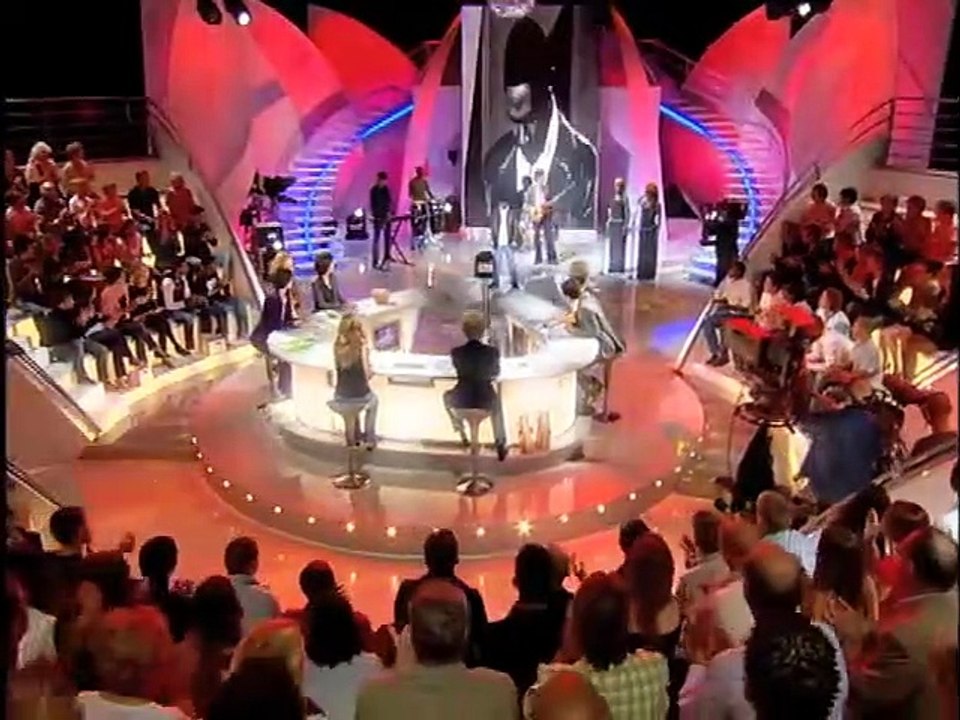 Slaï chante son tube "Flamme" en live