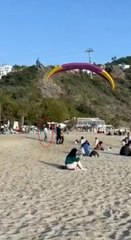 Yamaç paraşütçüsü sahilde kadına çarptı