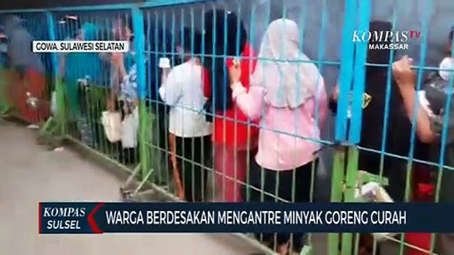 Warga Berdesakan Mengantre Minyak Goreng Curah