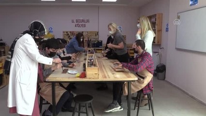 Otizmli öğrenciler süs eşyaları tasarlayarak el becerilerini geliştiriyor