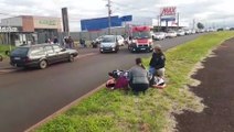 Forte colisão entre motos deixa jovens feridos na marginal da BR-277