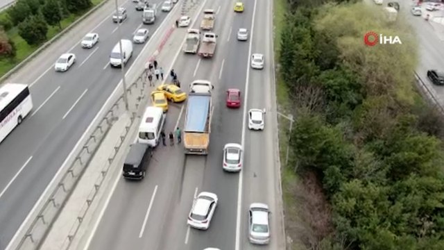Ataşehir TEM’de 5 araç birbirine girdi, kilometrelerce kuyruk oluştu