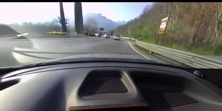 In contromano con lo scooter sullo svincolo della Statale 36: sfiorato l'incidente