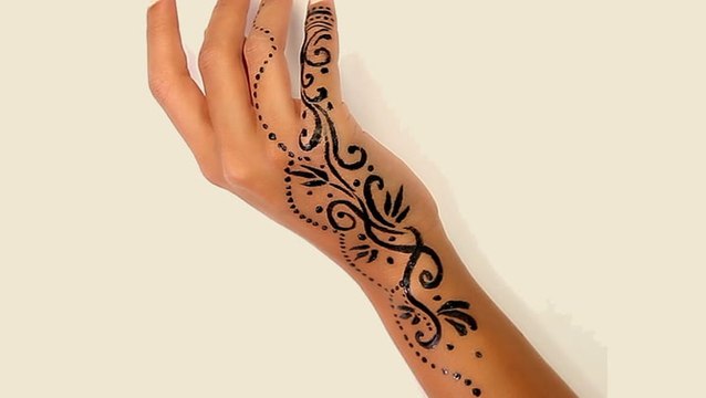 كيفية عمل نقوش الحناء على اليدين