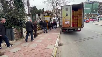 Vatandaşlar Halk ekmek için metrelerce uzunluk oluşturdu