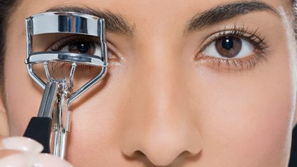 وضع المسكرا بمكبس الرموش