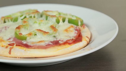 طريقة عمل بيتزا سهلة وسريعة بالصور