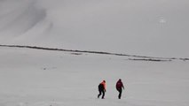 Jandarma'dan Van'daki dağlık bölgede kayak yapan İtalyan ekibinden 4 üyenin çığ altından kurtarılma anı paylaşımı