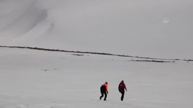 Jandarma'dan Van'daki dağlık bölgede kayak yapan İtalyan ekibinden 4 üyenin çığ altından kurtarılma anı paylaşımı