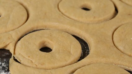 طريقة عجينة الدونات بالصور