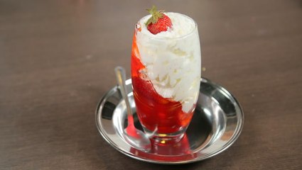 كاسات جيلي الفراولة بالكريمة