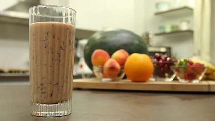 طريقة عمل سموثي الخوخ والتوت بالصور