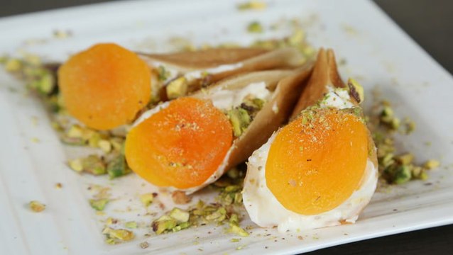 طريقة عمل القطايف بالقشطة والمشمش المجفف