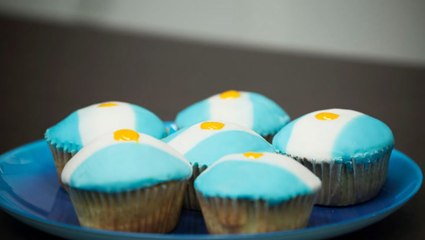 طريقة عمل كب كيك بعلم الارجنتين بالصور