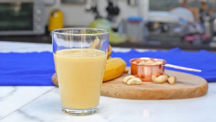 طريقة عمل سموثي الخوخ والتوت بالصور